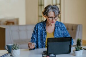 Civil Service Pensions to rise by 6.7% from 8 April 1 cpsa image woman at computer with card 1